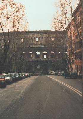 Foto af Colosseo set fra Via delle Terme di Tito
