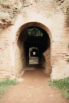 Foto fra den delvist underjordiske gang (Criptoportico), som Nero lod anlægge mellem Palatin og Colle Oppio