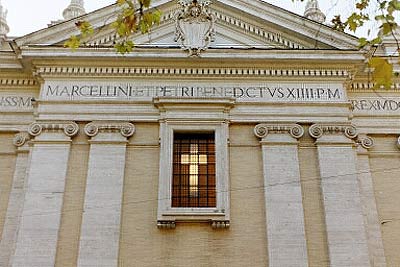 Foto af facaden på Kirken Santi Marcellino e Pietro på Via Merulana