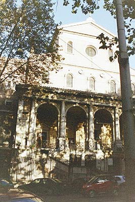 Foto af facaden på Kirken Sant'Antonio da Padova på Via Merulana