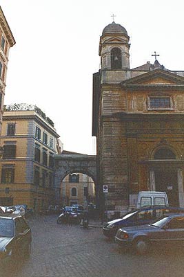 Foto af Gallienus-Buen og Kirken San Vito i Via San Vito set fra Via Carlo Alberto
