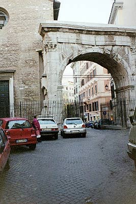 Foto af Kirken San Vito og Gallienus-Buen i Via San Vito set fra Via Merulana