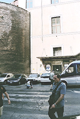 Il Clementino til venstre, Casa del Passaggero til højre