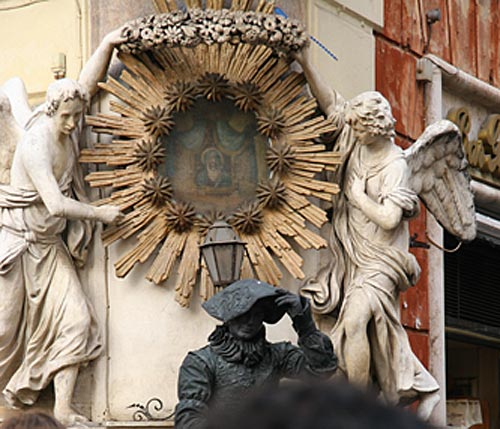 Mariabillede på hjørnet af Via della Stamperia / Piazza di Trevi og Via del Lavatore