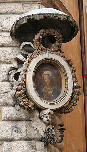 Foto af Madonna Orante p Palazzo Ricci på Piazza de'Ricci. - cop. Leif Larsson
