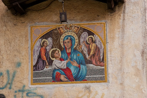 Madonna-billede på muren ved Kirken Santa Bibiana i Via Giolitti