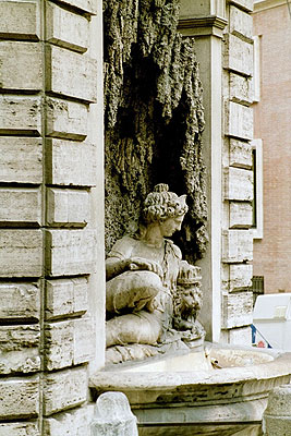 Via Torino med den antikke runde mur til Kirken San Bernardo alle Terme til venstre