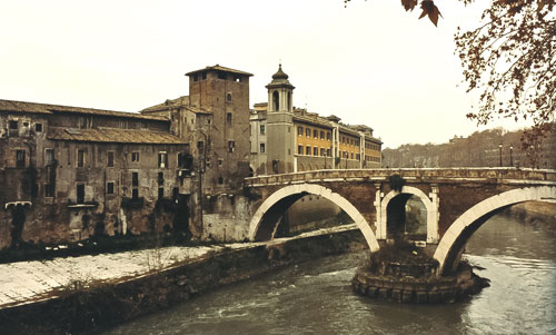 Isola Tiberina med Torre Caetani og Ponte Fabricio. - Foto: cop. Leif Larsson