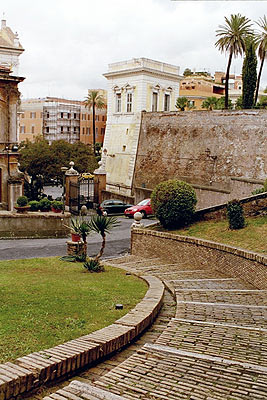 Trappen til venstre for Kirken Santi Domenico e Sisto og Pladsen Largo Angelicum