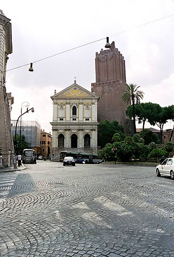 Kirken Santa Caterina da Siena og Torre delle Milizie ved Largo Magnanapoli