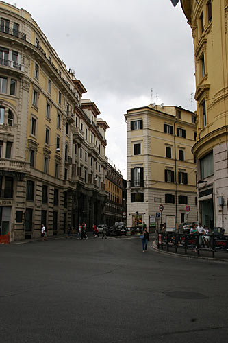 Largo del Tritone med sidegaderne Via dei Due Macelli og Via Francesco Crispi