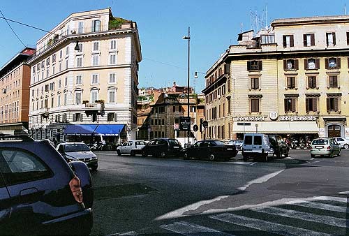 Largo Visconti Venosta mod Piazza della Suburra