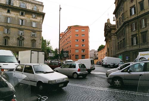 Largo Visconti Venosta med huset med edicola nr.465 til venstre