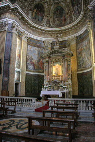 Kirkens apsis med højalteret