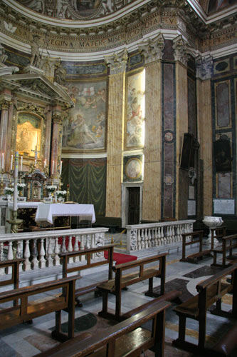 Kirkens højalter foran apsismalerierne