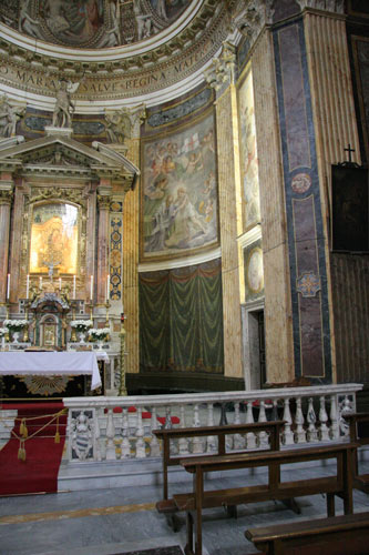 Kirkens højalter foran apsismalerierne