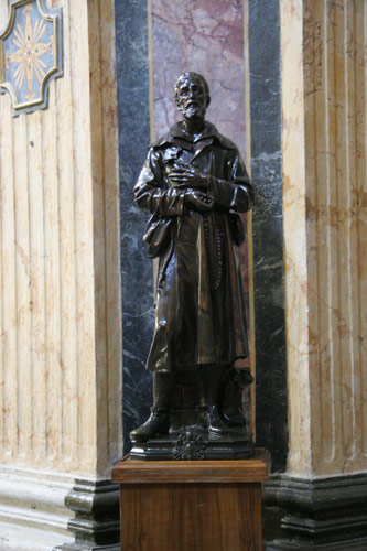 Statue af San Giuseppe Labre ved hjørnet af Kirkens venstre tværskib
