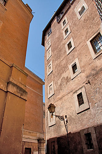 Kirken San Tommaso dei Cenci, portal mod Piazza delle Cinque Scole. cop. Leif Larsson