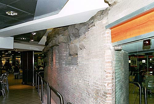 Rester af Servius-bymuren i kælderen under Stazione Termini 