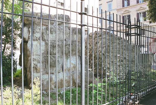 Et stykke af den gamle Servius-Bymur  ud mod Via Solferino