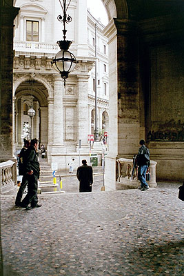 Det nordlige palæ set fra hjørnet på det sydlige palæ med Via Nazionale i mellem