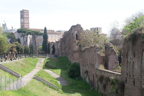 San Giovanni in Laterano ses fra parken mellem Viale Carlo Felice og Den Aurelianske Mur