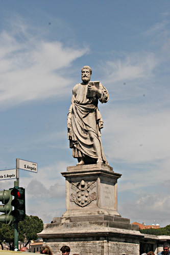 Foto af statue af San Pietro til venstre fr Ponte Sant-Angelo. cop.:Leif Larsson