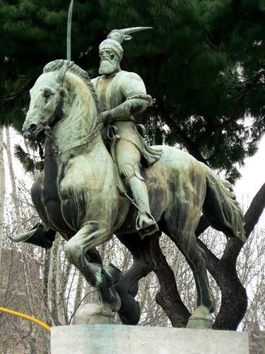 Statue af Scanderbeg på Piazza Albania