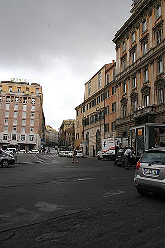 Piazza Barberini set nede fra Via del Tritone 