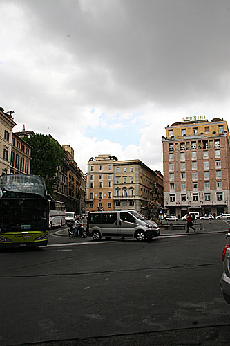Piazza Barberini set nede fra Via del Tritone 