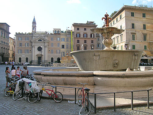 Piazza Farnese mod Via di Monserrato og Kirken Santa Brigida. foto cop.: Bo Lundin