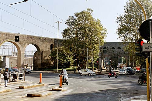 Piazza di Porta Maggiore med akvæduktbuer 