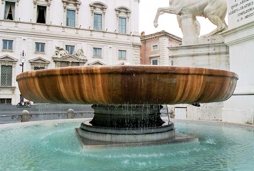 Fontana di Montecavallo på Piazza del Quirinale: nærbillede af fontænebassinet