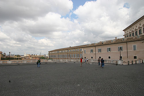 Udsigtspost på Piazza del Quirinale og til højre: Palazzo del Quirinale 