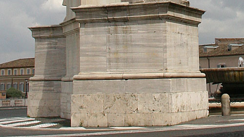 Fontana di Montecavallo på Piazza del Quirinale: nærbillede af statuebasen