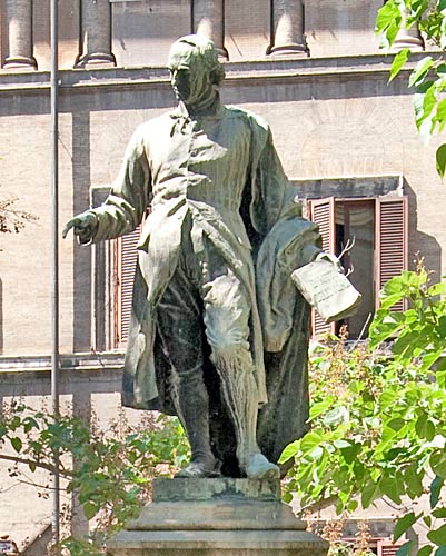 Piazza Sforza Cesarini: Statue. Foto cop. Leif Larsson