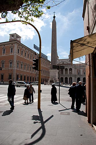 Udsigt over Lateranpladsen fra Via Merulana: midt i billedet Obelisco Lateranense