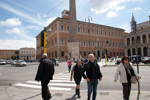 Udsigt over Lateranpladsen fra Via Merulana: midt i billedet Palazzo Lateranense
