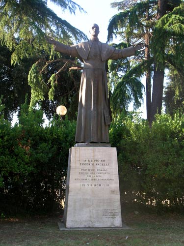 Statue af Pave Pius XII i parkanlægget på Piazzale del Verano . Cop. Bo Lundin