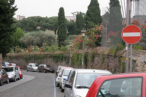 Foto fra Clivo dei Publicii med muren ind til Roseto di Roma