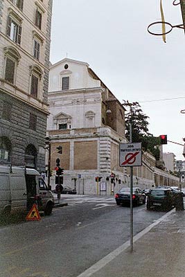 Kirken San Francesco da Paola set fra Via dei Serpenti mod Via degli Annibaldi