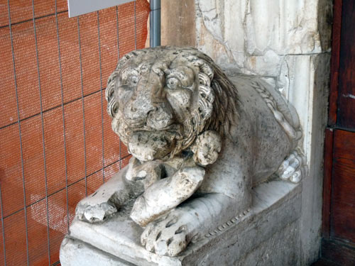 Vogtende Løve i San Lorenzo fuori le Mura . Cop. Bo Lundin