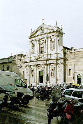 Kirken Santa Susanna ligger ved Via XX Settembre ud mod Piazza di San Bernardo 