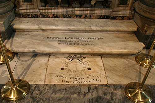 Familien Bernini's gravsten i højre side på trinet op til presbyteriet