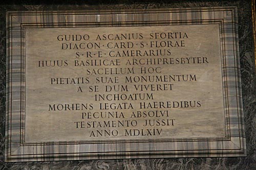 Indskrift ved indgangen til Cappella Sforza i Kirkens venstre side