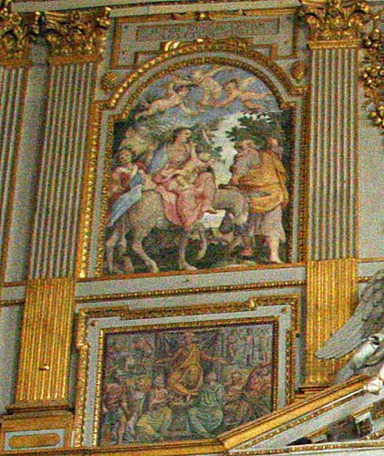Indgangsvæggen i Kirkens hovedskib - malerier og mosaikker til venstre og til højre for glasmosaikken