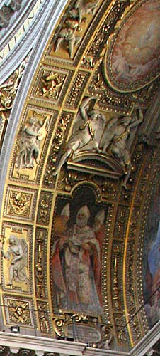 I loftsbuen ses en fresko af helgenerne Cirillo, Ildefonso og Giovanni da Marsciano, malet af Guido Reni.