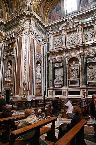Gravmæle for Pave Clemens VIII i kapellets højre side
