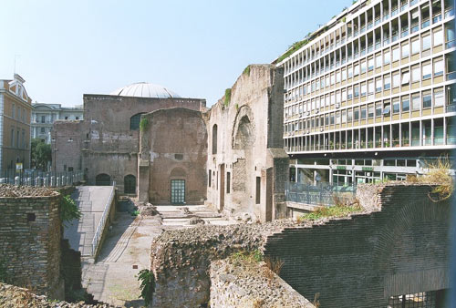 Foto fra Diocletian's Termer: ruiner mellem Via Barbieri (til venstre) og Via Parigi (til højre)