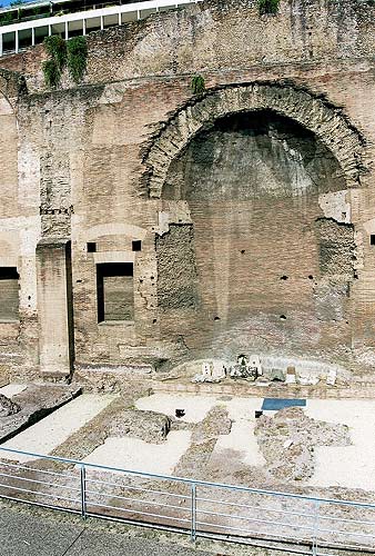 Antik gulvmosaik foran apsis i Termemurresterne ud til Via Barbieri